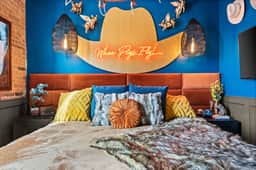 The Songbird-Luxury Penthouse Banker's Alley-Walk to Broadway