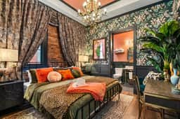 The Songbird-Luxury Penthouse Banker's Alley-Walk to Broadway