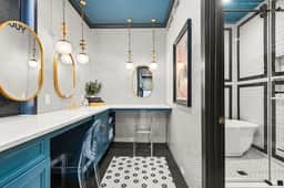 The Songbird-Luxury Penthouse Banker's Alley-Walk to Broadway