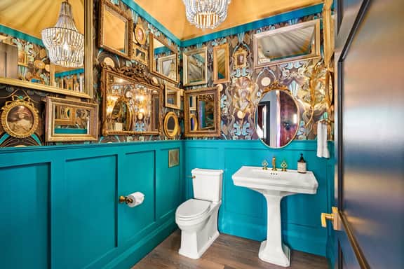 The Songbird-Luxury Penthouse Banker's Alley-Walk to Broadway