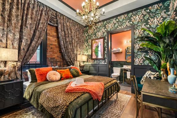The Songbird-Luxury Penthouse Banker's Alley-Walk to Broadway
