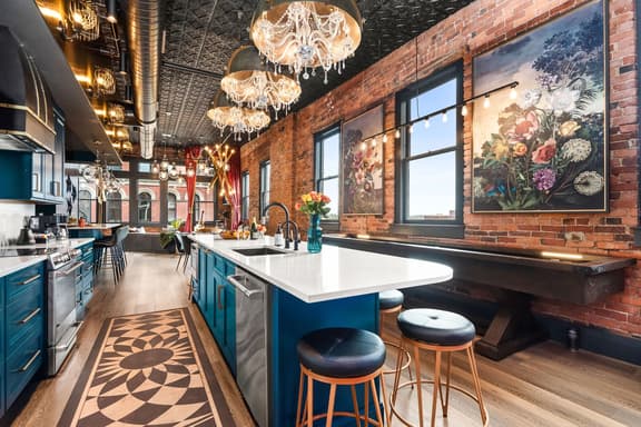 The Songbird-Luxury Penthouse Banker's Alley-Walk to Broadway