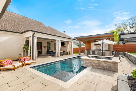 Blue Note Retreat - Pool Close to Downtown